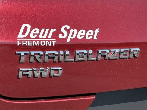 Used 2025 Chevrolet TrailBlazer LT image 2
