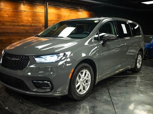 Used 2023 Chrysler Pacifica Touring-L FWD image 2