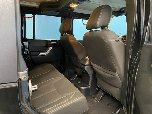 Used 2017 Jeep Wrangler Unlimited Sahara image 38