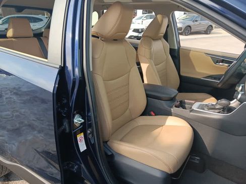 Used 2019 Toyota RAV4 Limited image 18