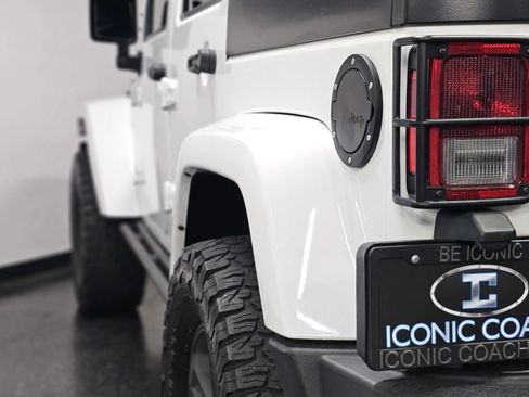 Used 2017 Jeep Wrangler Unlimited Sahara AWD/4WD image 31