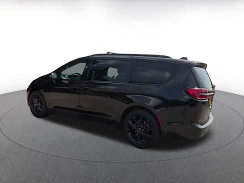 Used 2025 Chrysler Pacifica Limited FWD image 10