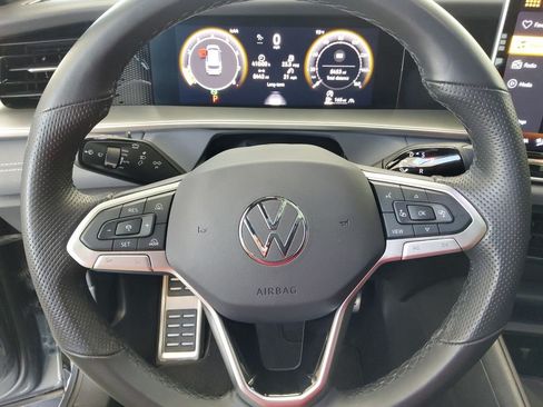 Used 2025 Volkswagen Tiguan SE R-Line AWD/4WD image 9