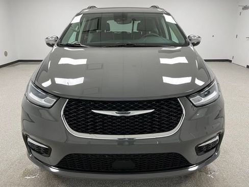 Used 2023 Chrysler Pacifica Limited FWD image 3