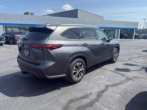 Used 2022 Toyota Highlander XLE AWD/4WD image 5