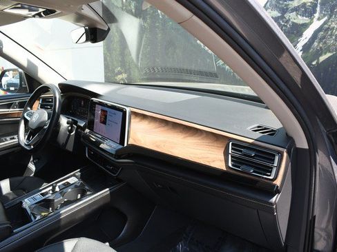 Used 2025 Volkswagen Atlas SE AWD/4WD image 24