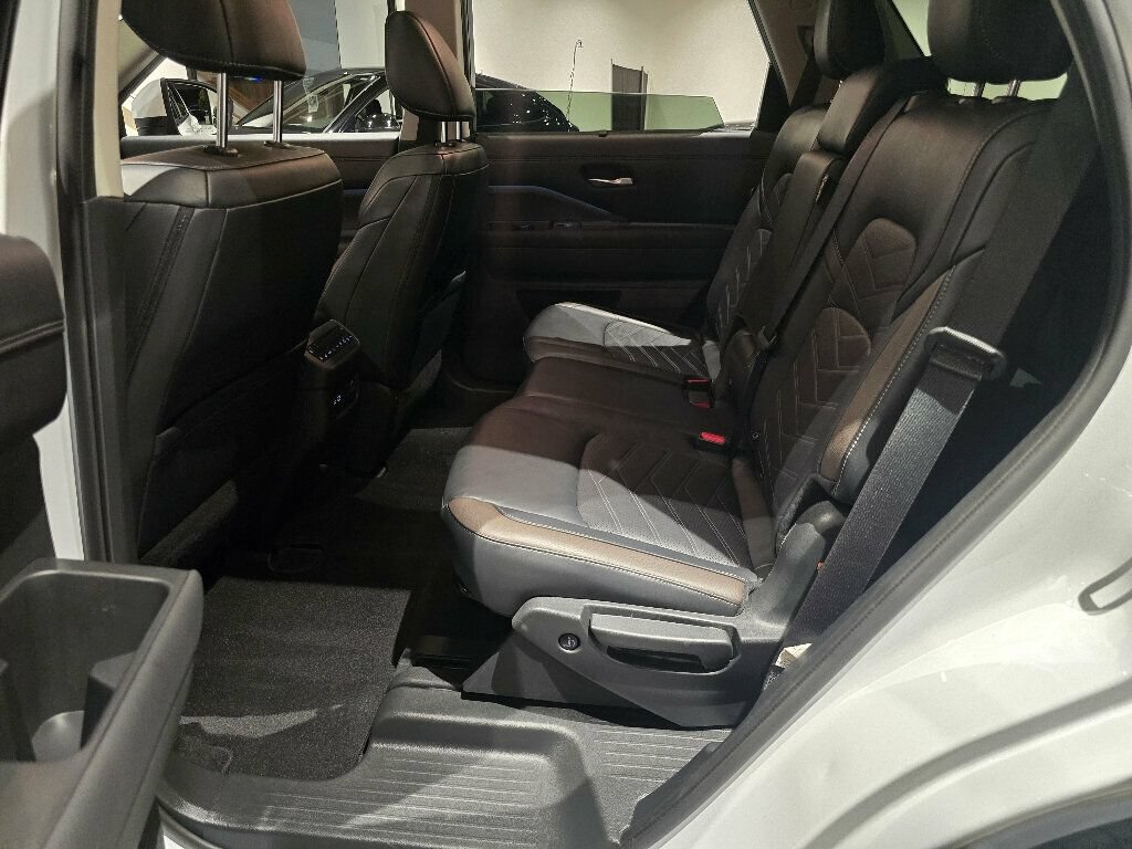 Used 2025 Nissan Pathfinder Platinum w/ Cargo Package FWD image 23
