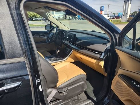 Used 2024 Kia Carnival LX FWD image 23
