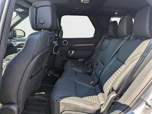 New 2025 Land Rover Discovery Dynamic SE image 17