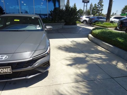 Used 2025 Hyundai Elantra Hybrid FWD image 32