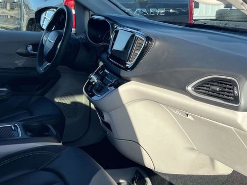 Used 2024 Chrysler Pacifica Touring-L image 23