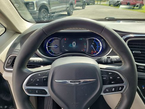 Used 2023 Chrysler Pacifica Touring-L FWD image 30