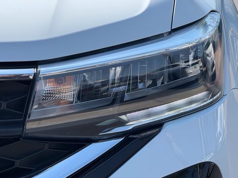 Certified 2023 Volkswagen Taos SE w/ Panoramic Sunroof Package FWD image 6