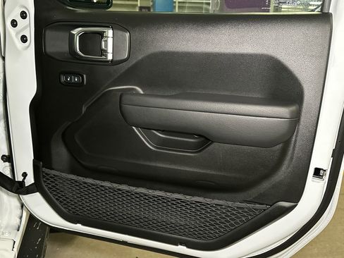 Used 2025 Jeep Wrangler Unlimited Rubicon w/ Technology Group image 12