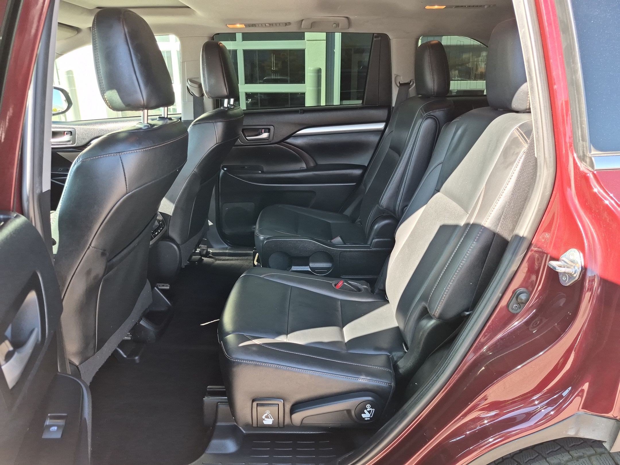 Used 2019 Toyota Highlander XLE AWD/4WD image 30