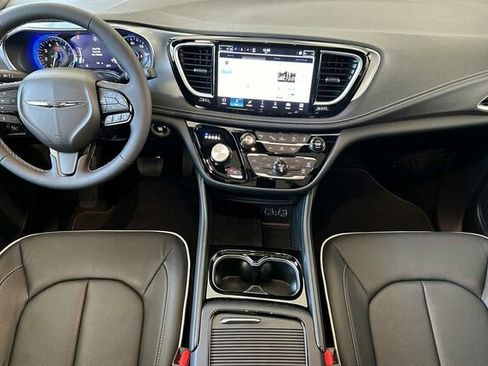 New 2025 Chrysler Pacifica Limited image 10