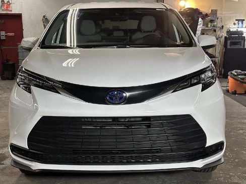 Used 2025 Toyota Sienna LE image 6