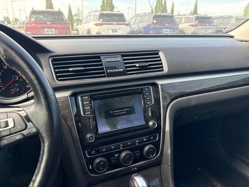 Used 2018 Volkswagen Passat 2.0T SE FWD image 3