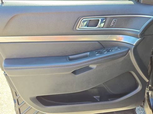 Used 2018 Ford Explorer XLT image 10