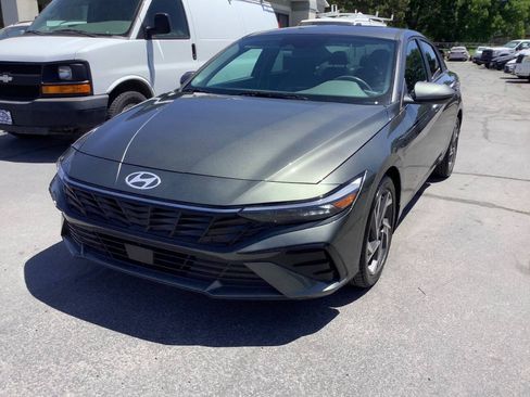 Used 2025 Hyundai Elantra SEL FWD image 3