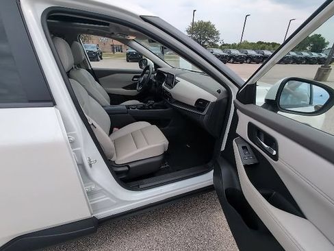 Used 2023 Nissan Rogue SV w/ SV Premium B Package AWD/4WD image 3