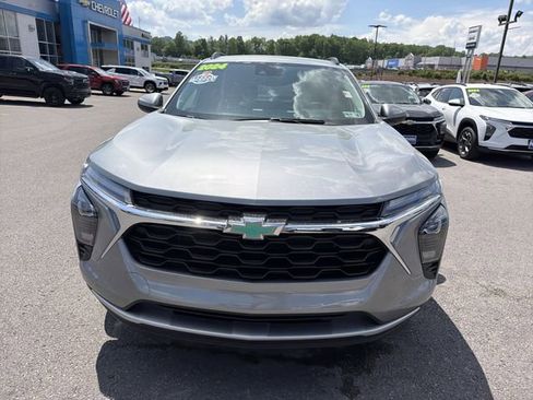 Used 2024 Chevrolet Trax LT w/ Driver Confidence Package FWD image 2