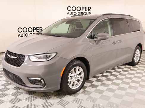 Used 2022 Chrysler Pacifica Touring-L FWD image 10