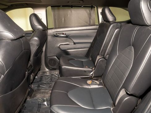 Used 2022 Toyota Highlander XLE image 8