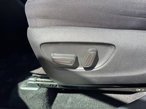 Used 2025 Toyota Highlander LE FWD image 22