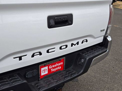 Certified 2022 Toyota Tacoma TRD Off-Road AWD/4WD image 18