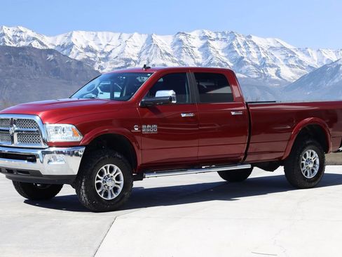 Used 2014 RAM 2500 Laramie w/ Convenience Group AWD/4WD image 2