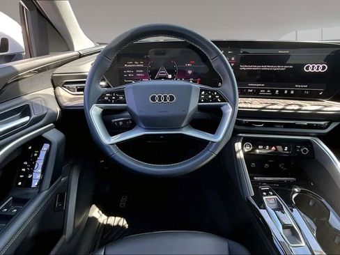 Used 2025 Audi Q5 Premium w/ Convenience Package image 8