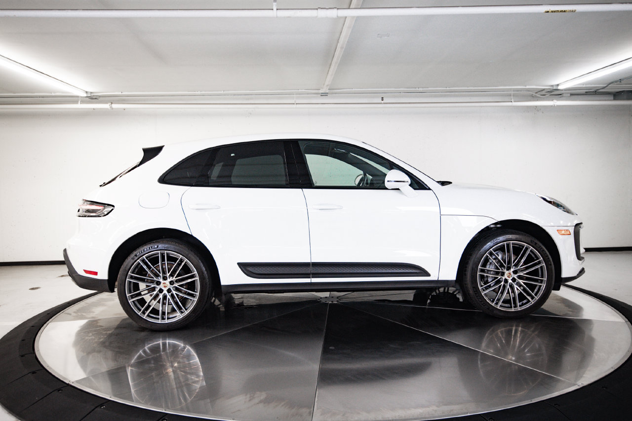 Certified 2024 Porsche Macan AWD/4WD image 8