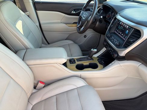 Used 2019 GMC Acadia Denali w/ Technology Package FWD image 11