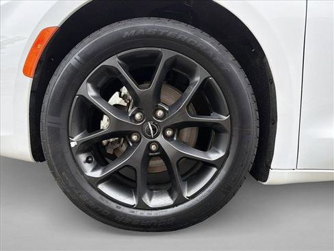 Used 2025 Chrysler Pacifica Limited FWD image 9