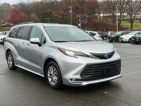 Used 2024 Toyota Sienna XLE image 3