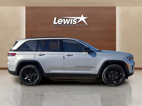 Used 2024 Jeep Grand Cherokee Altitude image 5