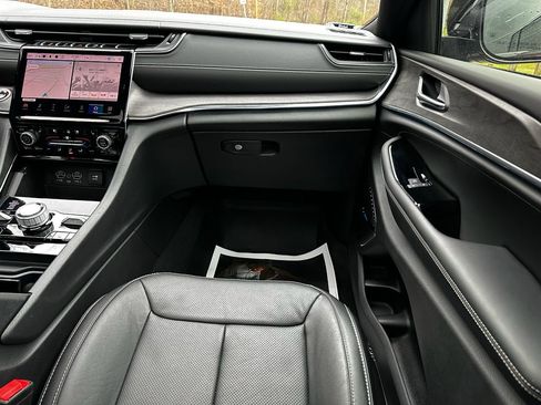 Used 2024 Jeep Grand Cherokee Overland image 32