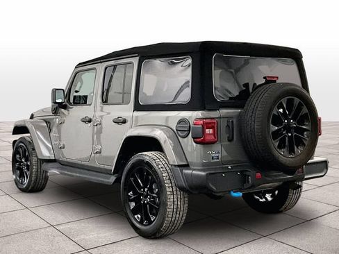Used 2022 Jeep Wrangler Unlimited Sahara w/ Cold Weather Group AWD/4WD image 10