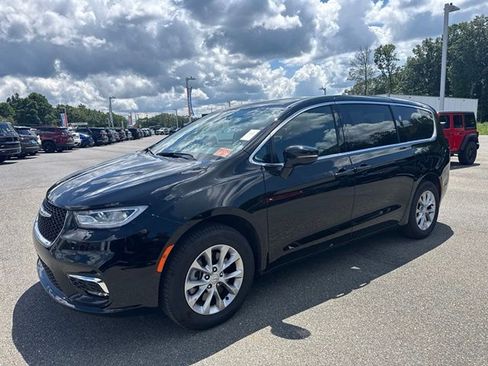 Used 2025 Chrysler Pacifica Select AWD/4WD image 2