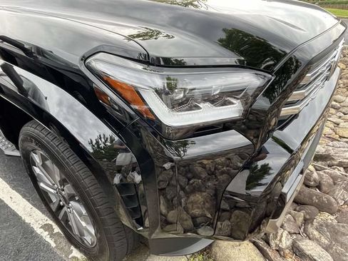 Used 2025 Toyota 4Runner Limited AWD/4WD image 3