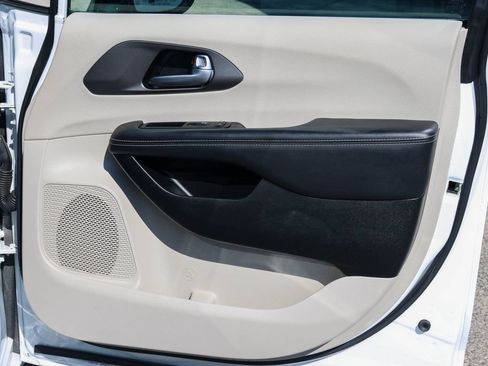 Used 2024 Chrysler Pacifica Touring-L FWD image 9