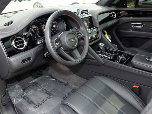 Certified 2025 Bentley Bentayga AWD/4WD image 29