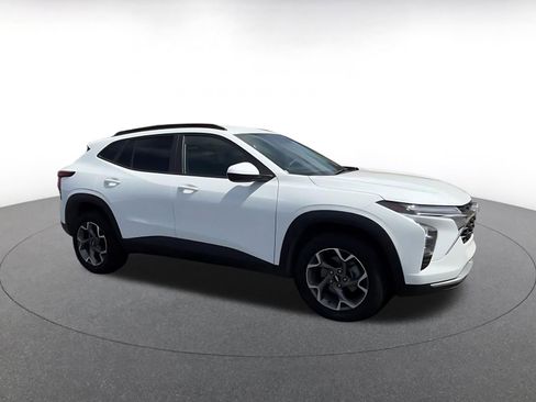 Used 2025 Chevrolet Trax LT image 2