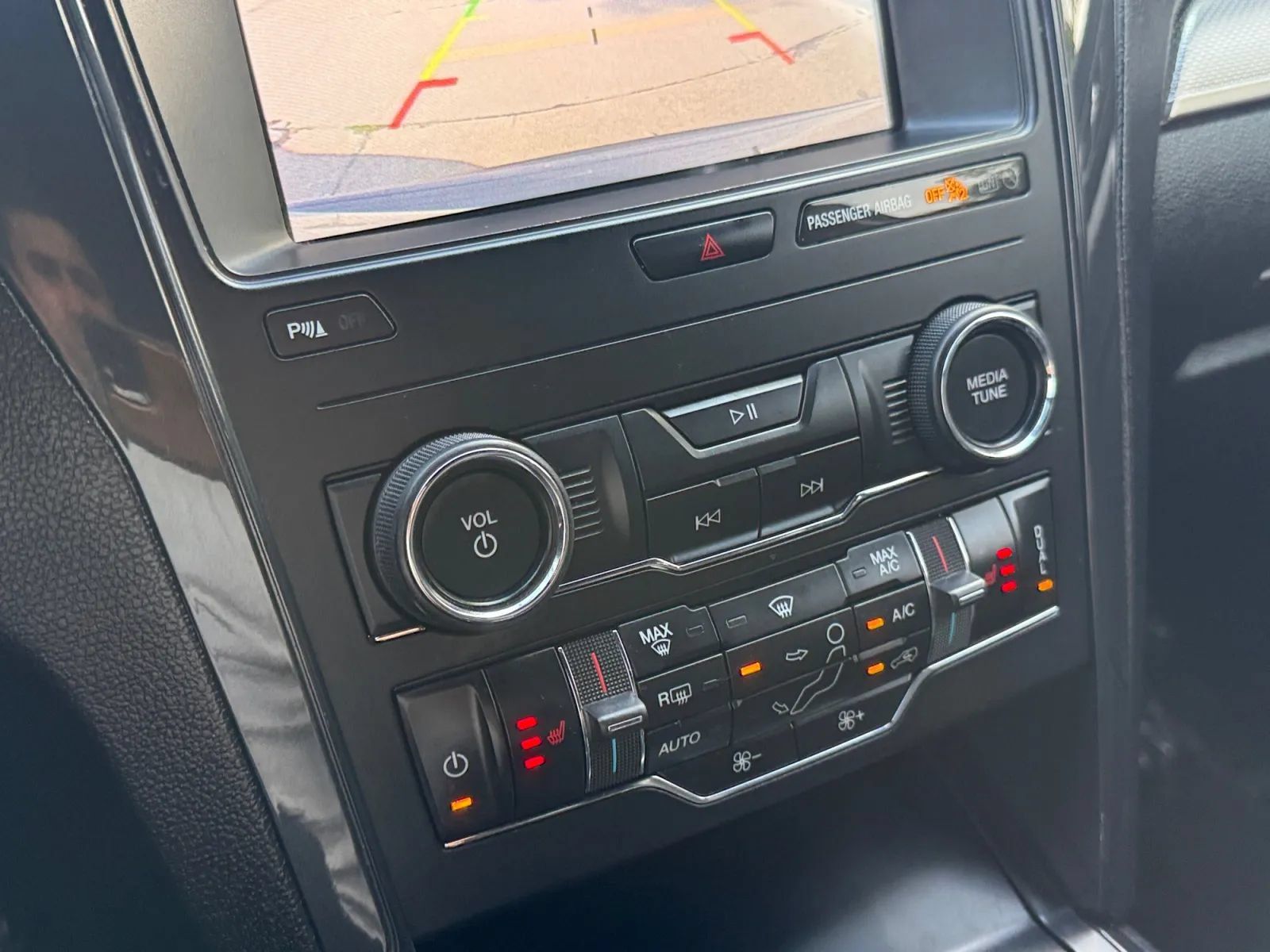 Used 2019 Ford Explorer XLT w/ Equipment Group 202A AWD/4WD image 36