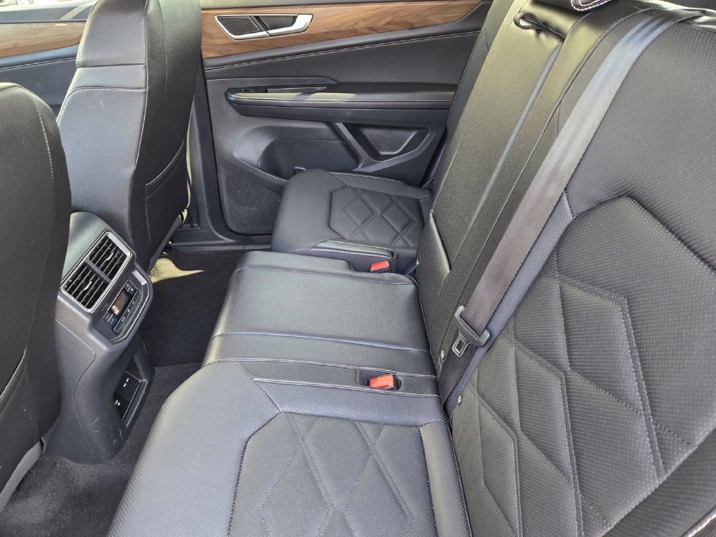 Used 2025 Volkswagen Atlas SE FWD image 12
