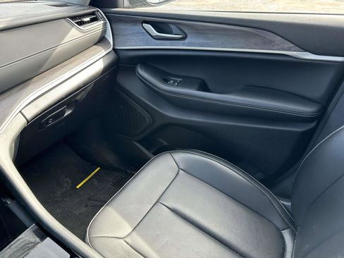 Used 2023 Jeep Grand Cherokee Limited w/ Black Appearance Package image 30