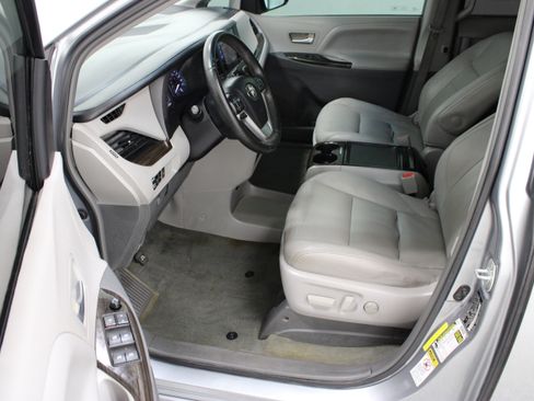 Used 2015 Toyota Sienna XLE Premium FWD image 14