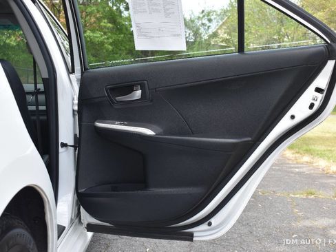 Used 2014 Toyota Camry SE w/ Moonroof Package image 11