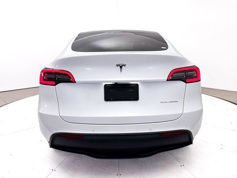 Used 2022 Tesla Model Y Long Range AWD/4WD image 16